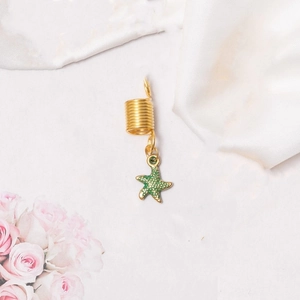 Goldener Haarspirale-Ring mit detailliertem grünem Seestern-Anhänger und Meeres-Charme