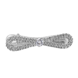 Dettaglio di un fermaglio per capelli a fiocco argento con strass scintillanti e zircone