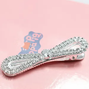 Dettaglio macro di un fermaglio per capelli argentato a fiocco con strass e zirconi lucidi