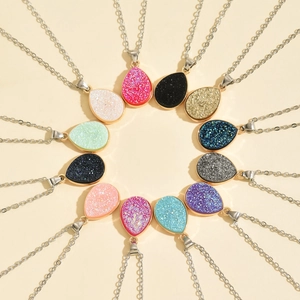 Collier Pendentif Goutte d'Eau pour Femmes Mode Résine Druzy Collier en Alliage Électroplaqué Bijoux Doux Cadeau Quotidien