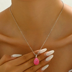 Collier élégant en argent avec pendentif goutte d'eau en résine rose étincelante