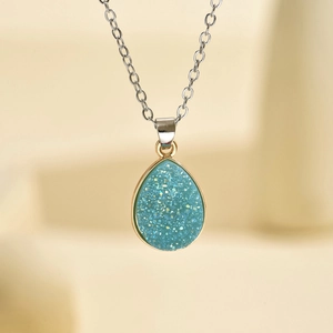 Collier minimaliste à goutte d'eau avec pierre en résine bleu clair et cadre doré
