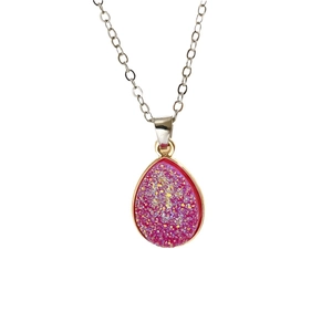 Élégant collier goutte doré avec pierre druzy rose scintillante et chaîne en argent