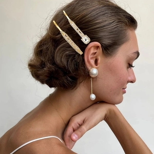 Ensemble élégant de barrettes dorées en strass et boucles d'oreilles perles pour femmes