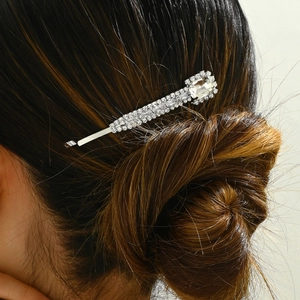 Vue détaillée d'une barrette argentée élégante avec strass et grand cristal rectangulaire