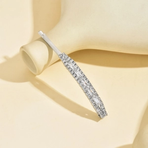 Détails de la barrette en alliage argenté avec des strass rectangulaires étincelants
