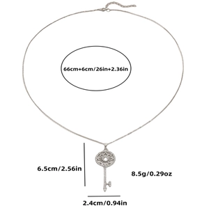Collana lunga classica con ciondolo a chiave in argento decorato con strass brillanti