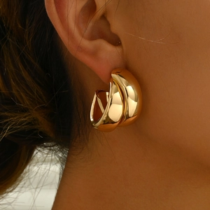Boucles d'oreilles créoles dorées épaisses à double couche en forme de C au style minimaliste