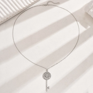 Collana lunga classica in argento con ciondolo a chiave con diamanti scintillanti donna