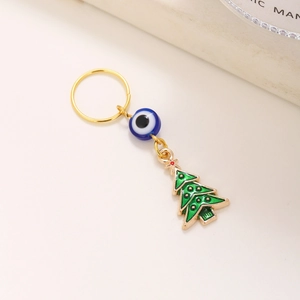 Dettaglio di ciondolo albero di Natale con occhio blu per treccine e accessori fai da te