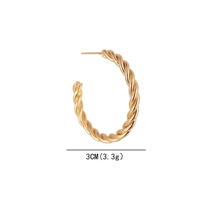Vue détaillée des boucles d'oreilles créoles torsadées dorées de 3 cm en forme de C