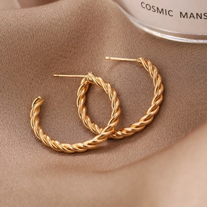 Boucles d'oreilles créoles torsadées dorées avec texture spirale pour femmes