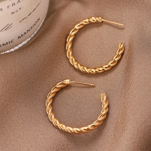 Boucles d'Oreilles Créoles en Forme de C Torsadées Audacieuses de Style Européen Américain pour Femmes Bijoux de Mode Plaqués Or Métallique Rétro Boucles d'Oreilles Clous Géométriques