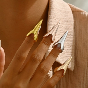 Gedetailleerd beeld van vier punk nagelringen in goud, zilver en roségoud kleuren