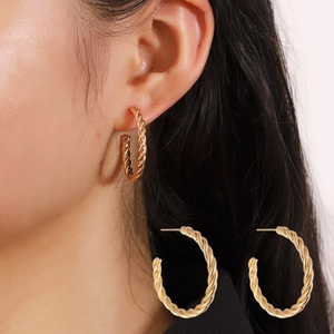 Boucles d'oreilles créoles dorées torsadées en forme de C pour femmes au style vintage