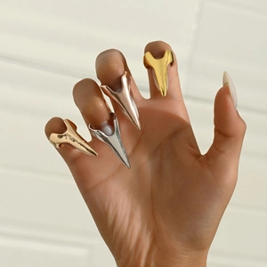 Set van vier punk-stijl nagelringen in goud en zilver voor een gotische look
