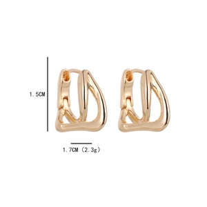 Gros plan de boucles d'oreilles géométriques dorées mesurant 1,5 cm sur 1,7 cm