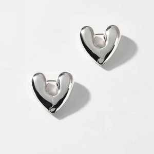 Vista dettagliata degli orecchini a cerchio a forma di cuore in argento dal design moderno