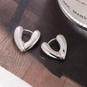 Orecchini a cerchio minimalisti a cuore argento con finitura a specchio e design a V