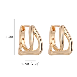 Boucles d'oreilles géométriques dorées avec design en forme de D et dimensions 1,5x1,7cm