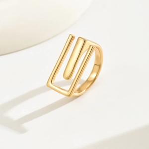Bague ouverte géométrique minimaliste pour femme avec finition en or 18 carats poli