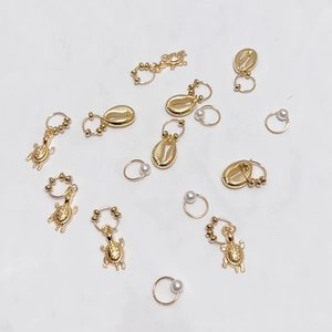 Lot de 15 anneaux de cheveux dorés avec pendentifs tortue, coquillage et perles pour tresses
