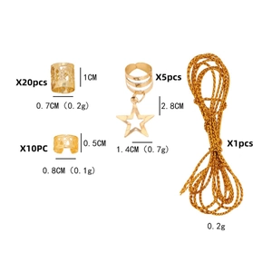 Gedetailleerd overzicht van gouden haarsieraden set met sterbedels en vlechtkoord