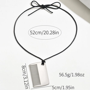 Vue détaillée des dimensions du collier peigne avec cordon noir et fini argenté