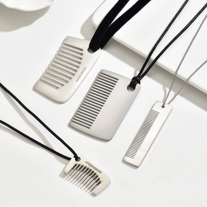 Collier pendentif peigne minimaliste en métal brossé avec cordon noir ou chaîne fine