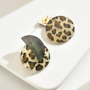 Retro leopard print C-shape stud earrings with dark shell inlay on white texture surface