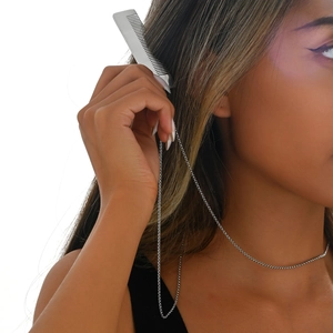 Collier minimaliste chaîne argentée avec pendentif peigne présenté sur cou de mannequin