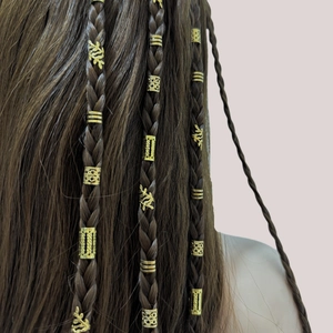 Set van gouden holle metalen haarringen en bladbedels voor het invlechten van dreadlocks