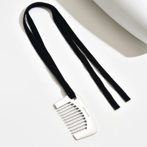 Macro du pendentif peigne en argent avec gravure ATELIER EDITION sur cordon en velours