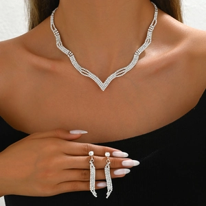 Parure de bijoux de mariée élégante avec collier en V et boucles d'oreilles en strass