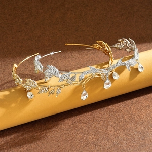 Elegante corona da sposa a foglia con strass scintillanti e pendenti in cristallo