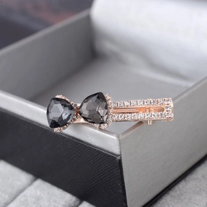 Barrette à cheveux avec nœud, cristaux gris et strass blancs sur base or rose