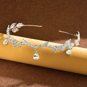 Dettaglio del diadema da sposa a foglia con pendenti a goccia in cristallo scintillante