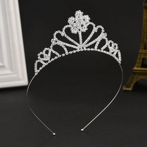 Tiara de princesse argentée avec strass et motifs de cœur pour mariages ou fêtes d'enfants