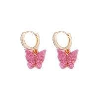 Créoles dorées élégantes avec des breloques papillon en résine rose brillant pour femme