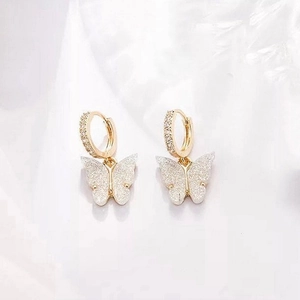 Élégantes boucles d'oreilles papillon dorées avec ailes scintillantes et incrustations