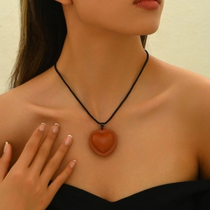 Collana portaocchiali a cuore in pelle marrone con cordino nero e dettaglio trama intrecciata