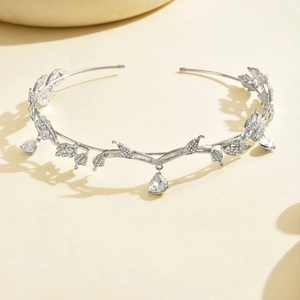 Elegante diadema a foglia d'argento con strass scintillanti e cristalli a pera