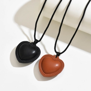 Collana portaocchiali magnetica a cuore in pelle con cordino intrecciato nero e marrone