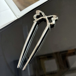 Detailansicht der silbernen U-förmigen Haarnadel aus Metall mit hohlem Schleifen-Design
