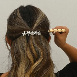 Set de barrettes métalliques étoile et dorées texturées portées par un mannequin chic