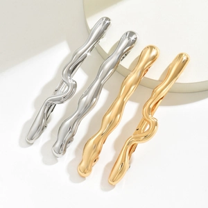 Lot de 4 barrettes à ressort métalliques au design ondulé en finitions or et argent