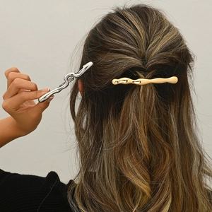 Barrettes à cheveux minimalistes en métal doré et argenté avec design ondulé élégant