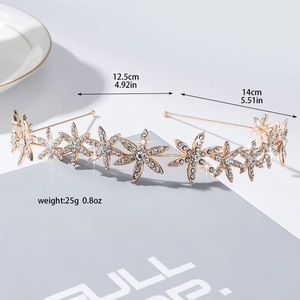 Detail der Braut Stirnband mit Schneeflocken Kristallmuster und goldener Metalltextur