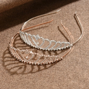 Serre-têtes élégants couronne de cœur avec strass brillants en finitions argent et or rose