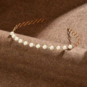 Eleganter goldener Wellenstirnband mit weißen Perlen und glitzernden Strasssteinen